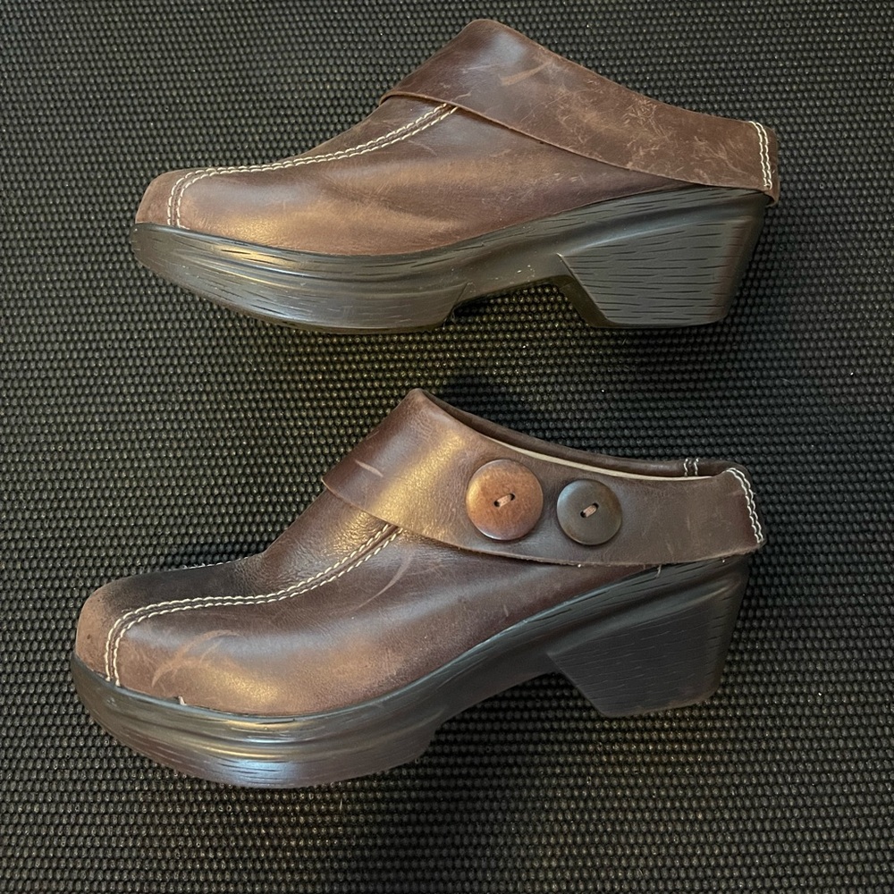 Sanita size 42 women’s clogs slip on brown leather